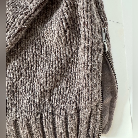 American Eagle outfitters size medium sweater.GUC - Picture 5 of 8